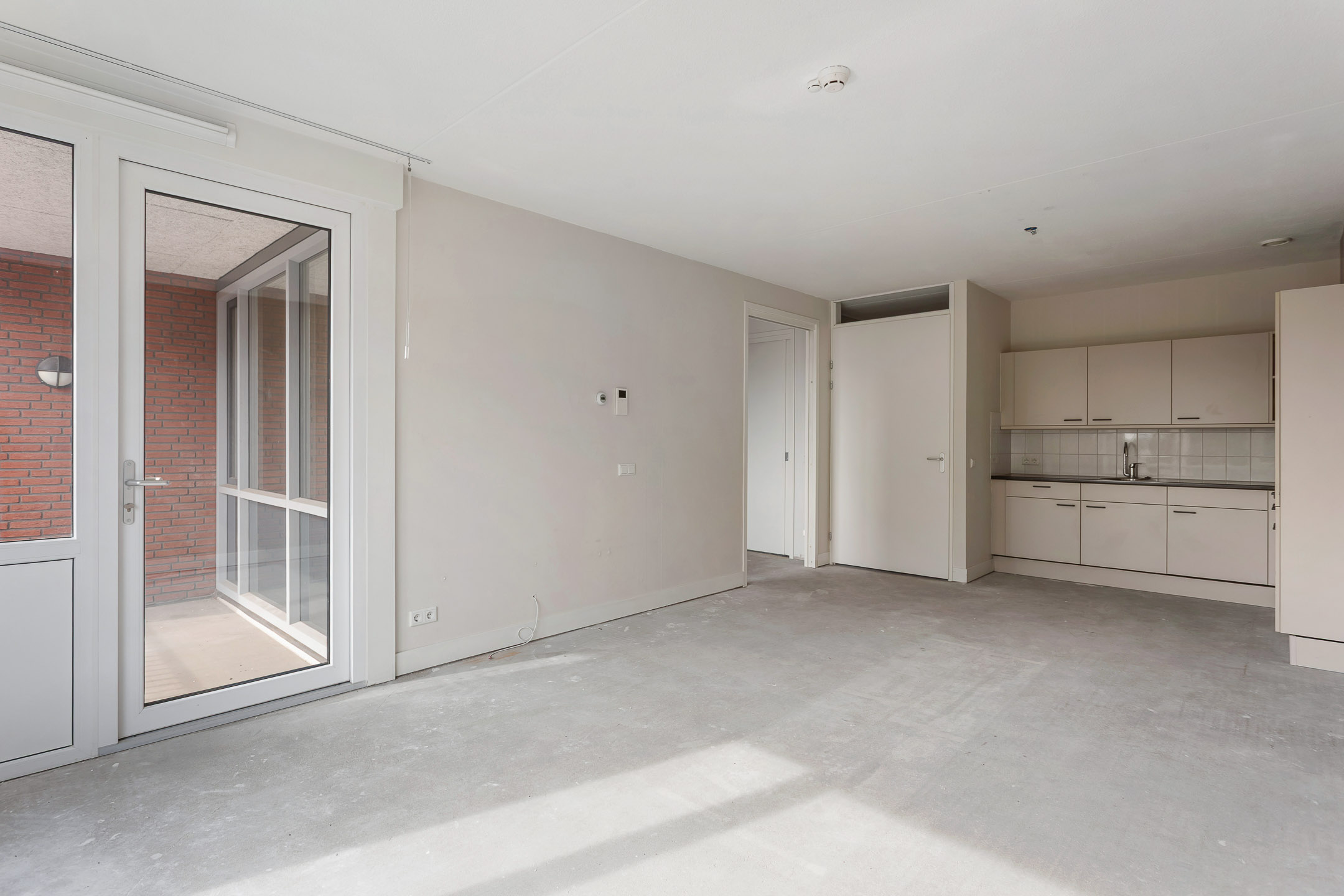 Open keuken en toegang tot balkon